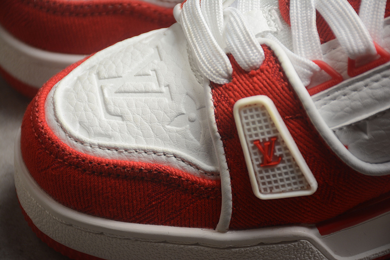 Низкие красно-белые с монограммой Louis Vuitton спортивные кроссовки