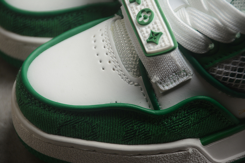 Зелёные дышащие кроссовки Louis Vuitton оснащены ремешком на липучке