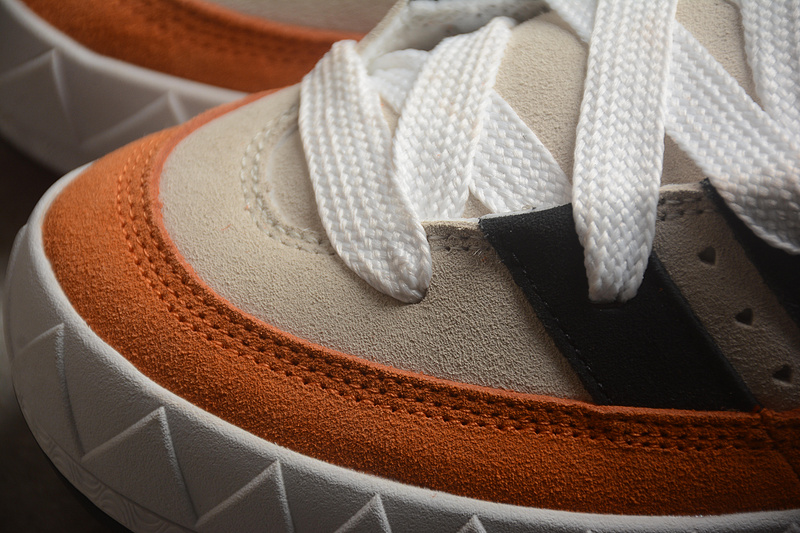 Низкие бежево-оранжевые с чёрными полосками кроссовки Adidas Adimatic
