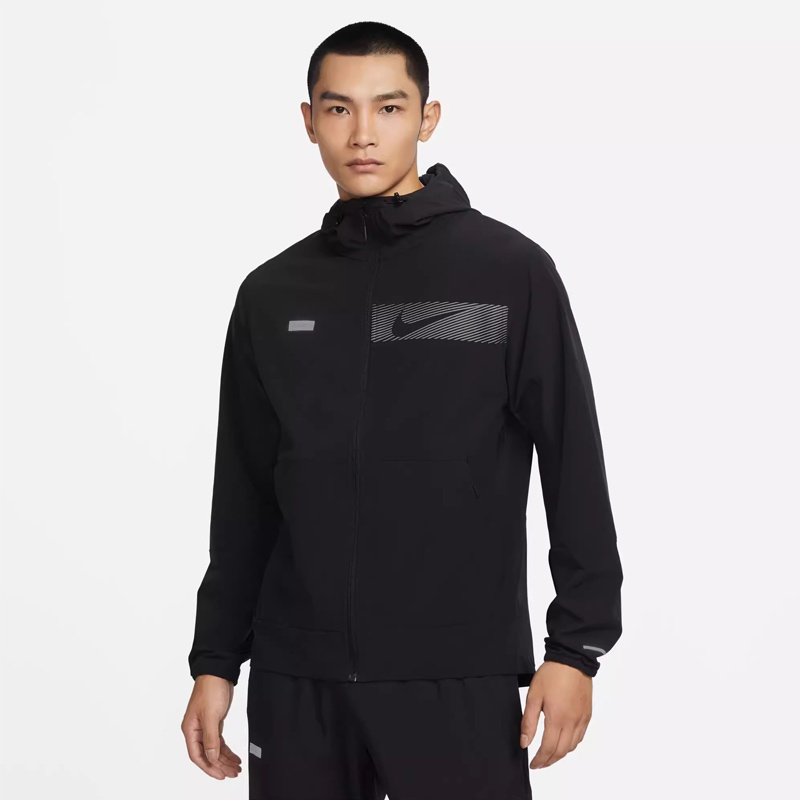 Куртка NIKE спортивная модель выполнена в черном цвете