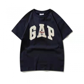 Тёмно-синяя футболка GAP с бежевым логотипом на груди