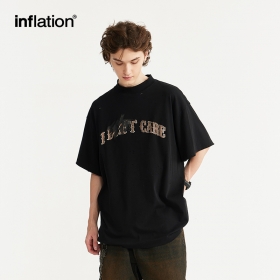 Черная футболка с надписью INFLATION и коротким рукавом