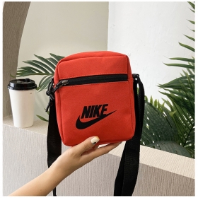 Красная Nike сумка через плечо с регулируемым ремнём