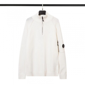 Белый свитер C.P с молнией на груди и карманом на рукаве