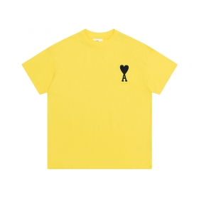  Жёлтая футболка  AMI  с коротким рукавом и вышивкой на груди