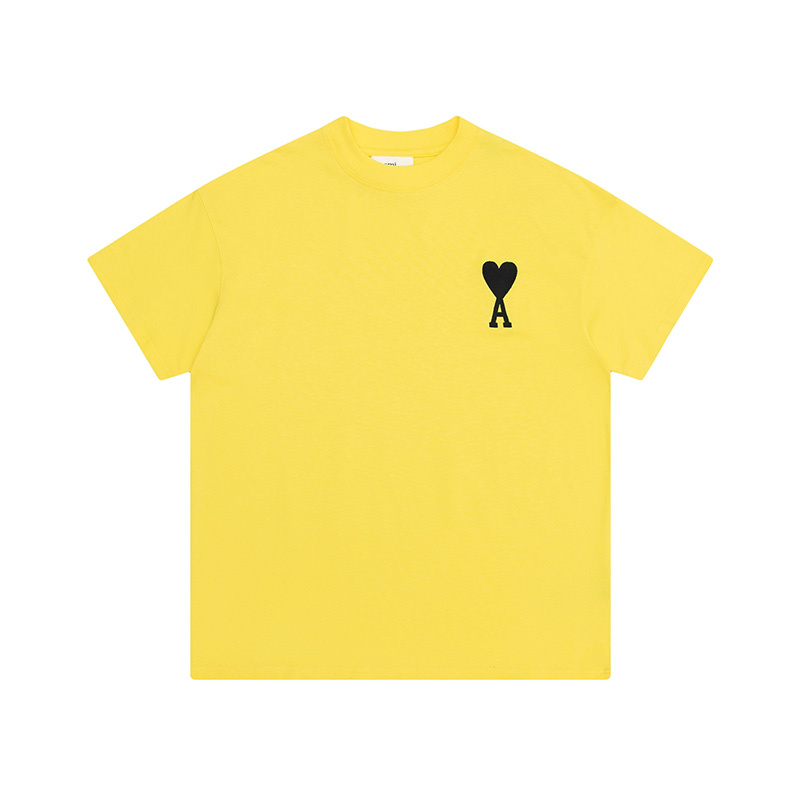 Жёлтая футболка  AMI  с коротким рукавом и вышивкой на груди