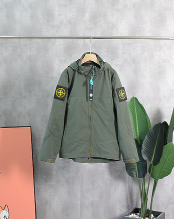 Брендовая оливкового цвета Stone Island куртка с нашивками на рукавах