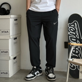 Прочные на каждый день штаны Nike выполнены в черном цвете