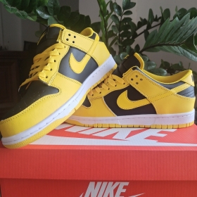 Желтые с черным кроссовки Nike SB с жёлтыми шнурками