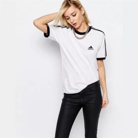 Adidas белая футболка с черными полосками и лого на груди