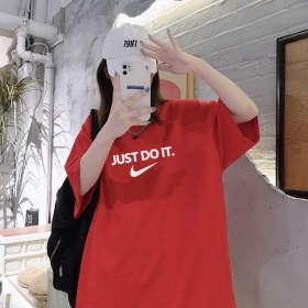 Красная Nike футболка с надписью по середине "JUST DO IT" 