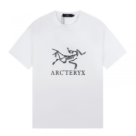 С белой печатью спереди ARCTERYX белая футболка на каждый день