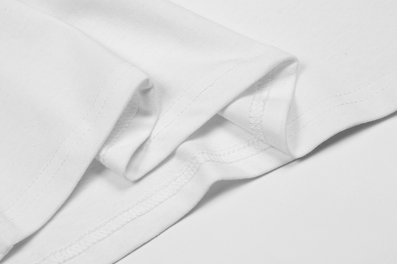Базовая белая футболка с стильным принтом на груди от бренда VLONE 