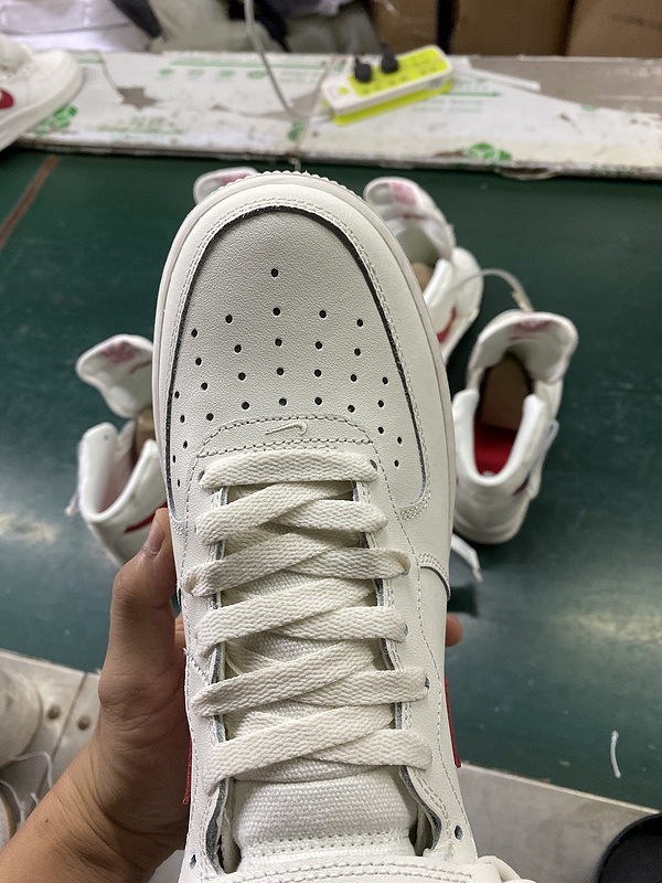 Белые кроссовки Air Jordan Mid кожа