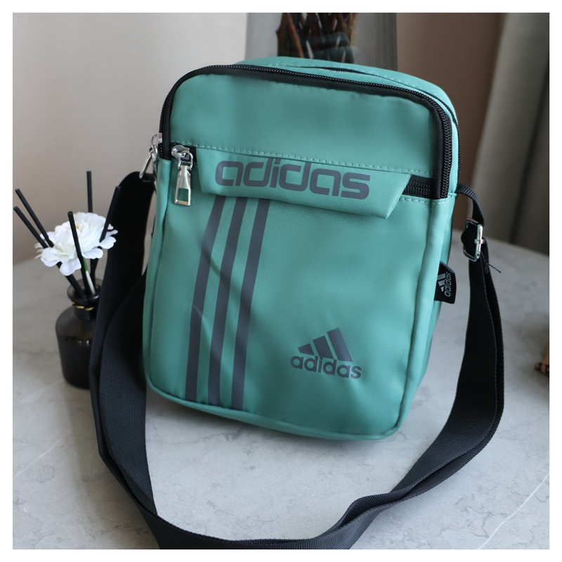 Зелёная компактная сумка бренда Adidas с регулируемым ремнём