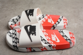 Красно-белые сланцы с принтом бренда Nike, модель Victori One Slide.