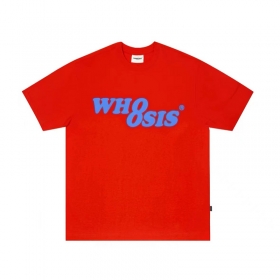Ярко красная футболка с голубой надписью на груди от бренда SSB