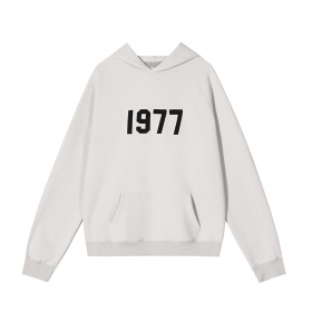 Худи essentials белого цвета с черными цифрами "1977" спереди
