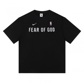 Базовая черная футболка от бренда Nike с принтом "Fear of God"