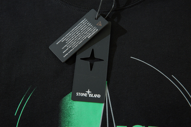 Чёрная футболка Stone Island с зелёным принтом на груди