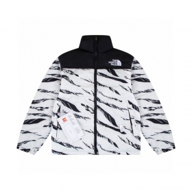 Эксклюзивная куртка The North Face белого цвета с принтом зебры