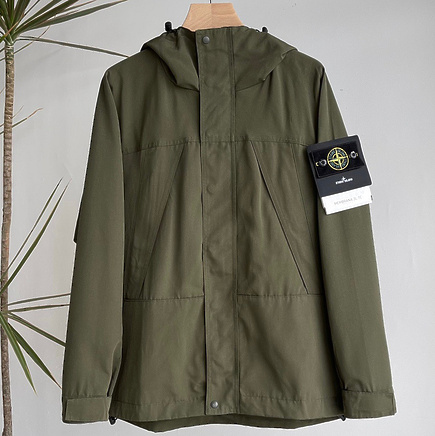 Хаки куртка Stone Island с фирменным патчем на рукаве