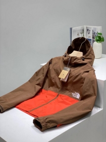 Коричнево-оранжевая куртка The North Face с карманами на молниях