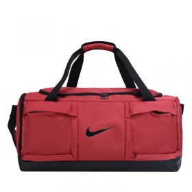 Nike красная спортивная сумка для экипировки с мягкой плечевой лямкой