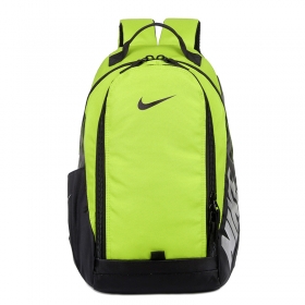 Салатовый рюкзак Nike с несколькими отделениями внутри