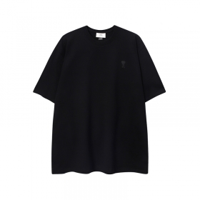Чёрная от бренда AMI базовая прямого фасона футболка