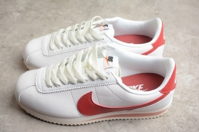 В белом кожаном корпусе кеды Nike Cortez с брендингом красного цвета