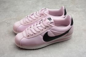 Розовые текстильно-замшевые кроссовки Nike Cortez с чёрными swoosh