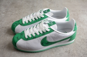 Бело-зелёного цвета кеды Nike Cortez Classic c лого Louis Vuitton