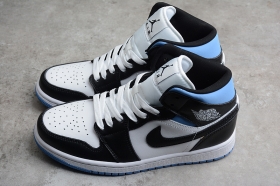 Кроссовки Nike Air Jordan 1 Mid чёрно-белого цвета с синей подошвой
