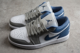 Белые кеды Nike Air Jordan 1 Low с серо-голубыми цветами носка и пятки