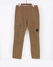 Коричневые штаны C.P. Company с фирменным логотипом-линзой