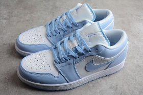 Бело-голубые кожаные кроссовки фирмы Nike, модель Air Jordan 1 Low.