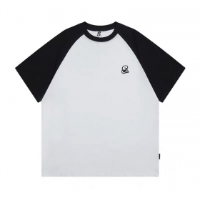 Белая футболка от бренда SSB Wear с черными короткими рукавами