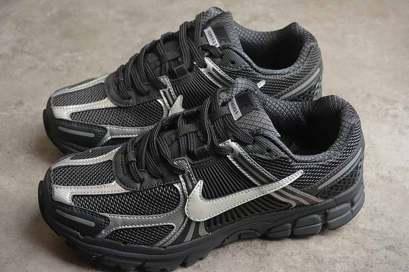 Кроссовки чёрные Nike Zoom Vomero 5 с накладками серого цвета