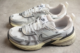 Кроссовки Nike V2K Run серые с серебряным брендингом