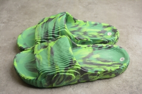 Зелёные шлёпки от Adidas Adilette 22 футуристическим деталям дизайна