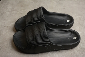 Тотально чёрного цвета стильные слайдеры Adidas Adilette 22