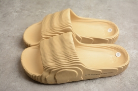 Бежевые слайды от Adidas Adilette 22 с топографической текстурой