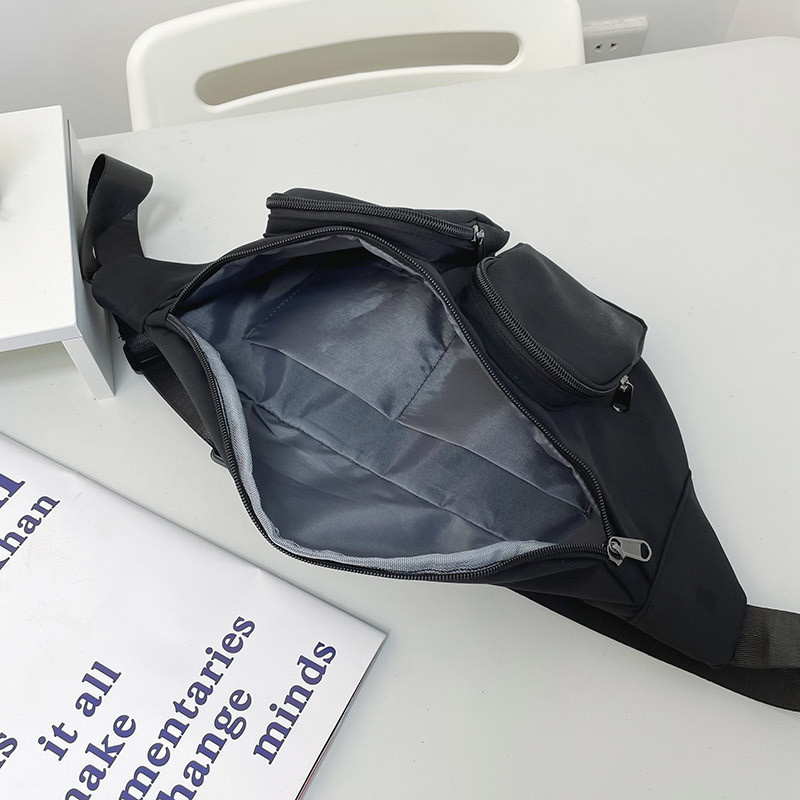 Поясная сумка Nike чёрного цвета с двумя накладными карманами