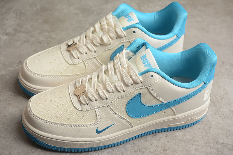 Кроссовки запоминающиеся Nike Air Force 1 бело-голубые