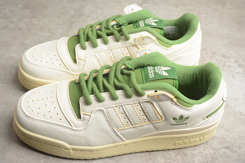 Модель Forum 84 Low бренда Adidas молочные с зеленым ретро кроссовки