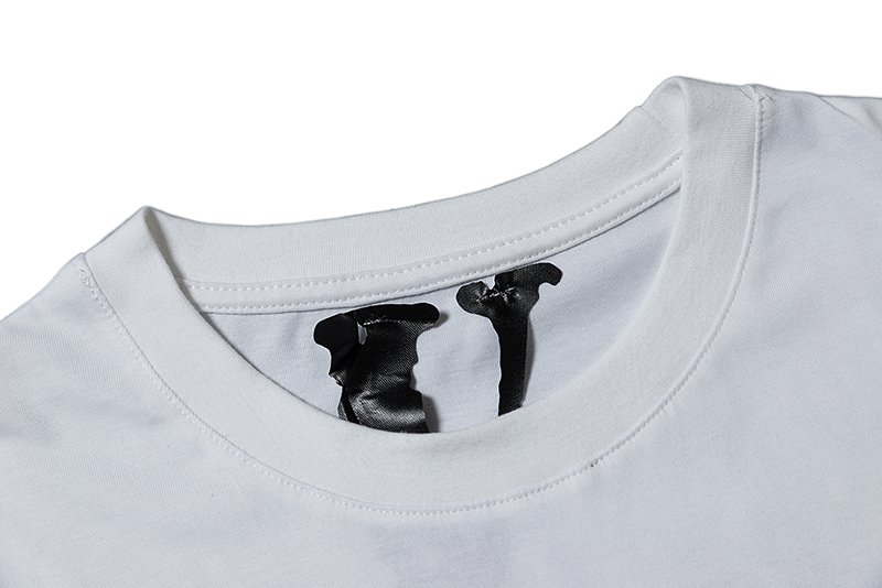 Белая футболка VLONE с фиолетово-чёрным логотипом и принтом