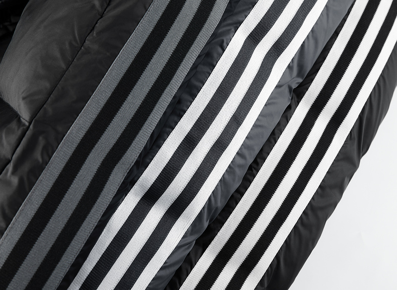 Объёмный серый пуховик с логотипом Adidas на груди и манжетами