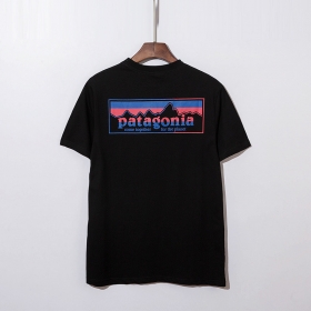 Чёрная классическая футболка Patagonia c фирменным принтом на спине