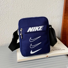 Тёмно-синяя сумка Nike с регулируемым ремешком по длине 